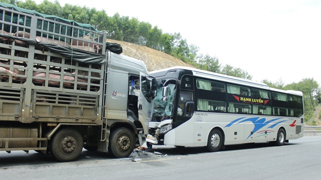 Tai nạn giao thông mới nhất hôm nay (14/6/2023): Ô tô tải đâm trực diện xe chở 21 hành khách