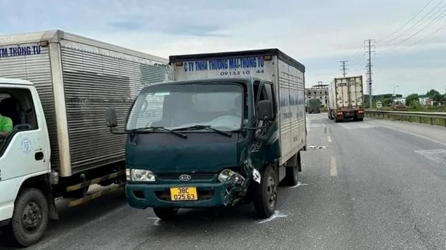 Tai nạn giao thông mới nhất hôm nay (24/6): Xe đầu kéo rơi lốp làm vỡ đầu 2 ô tô tải ở Hà Tĩnh