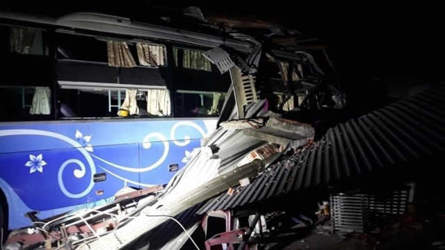 Xe khách giường nằm tông sập nhà dân trong đêm, 4 người thương vong