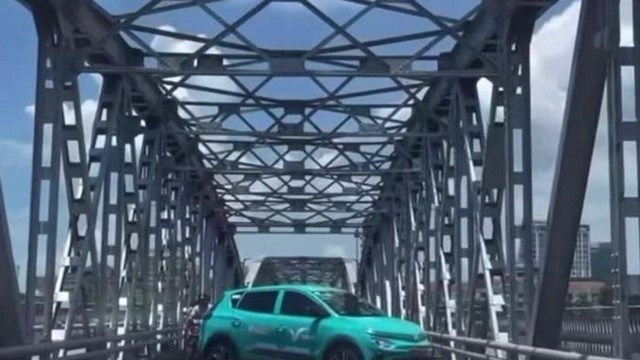 Phạt 5 triệu đồng tài xế taxi quay đầu xe trên cầu Trường Tiền