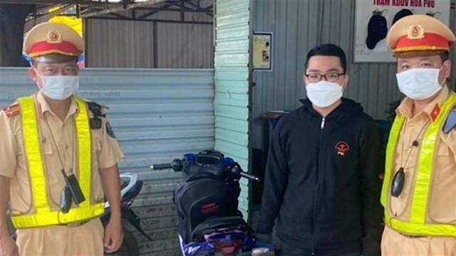 Bắt giữ đối tượng sử dụng giấy Chứng minh Công an nhân dân giả