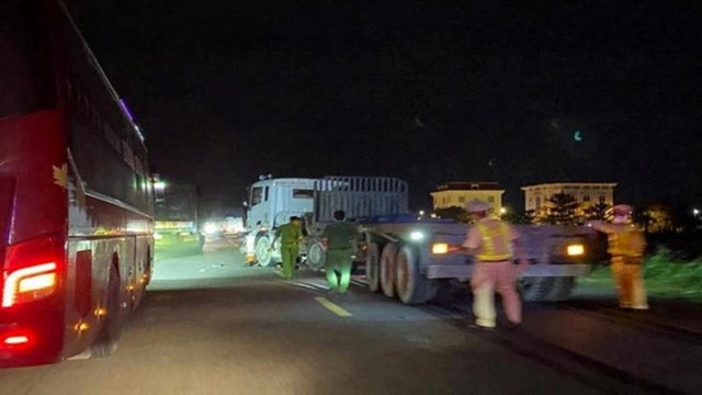 Tai nạn giao thông mới nhất hôm nay (5/7/2023): Va chạm với xe đầu kéo, 2 thanh niên đi xe máy tử vong