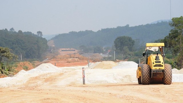 Đẩy nhanh tiến độ làm thủ tục giải phóng mặt bằng, cấp mỏ vật liệu thi công cao tốc Bắc-Nam