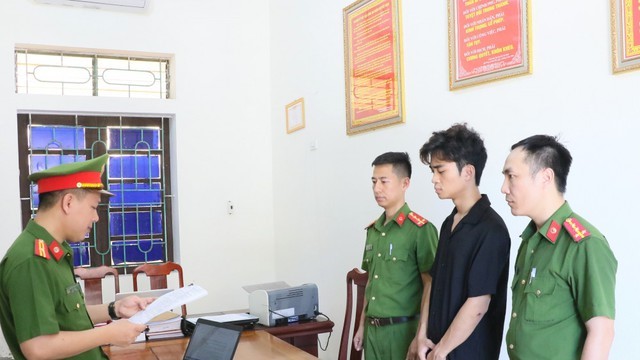 Thanh niên "đầu trần" đi xe máy, lao thẳng vào cảnh sát giao thông