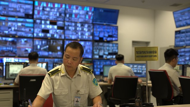 Nhân viên hàng không hỗ trợ hành khách tìm lại chiếc ví có nhiều tài sản và giấy tờ quan trọng