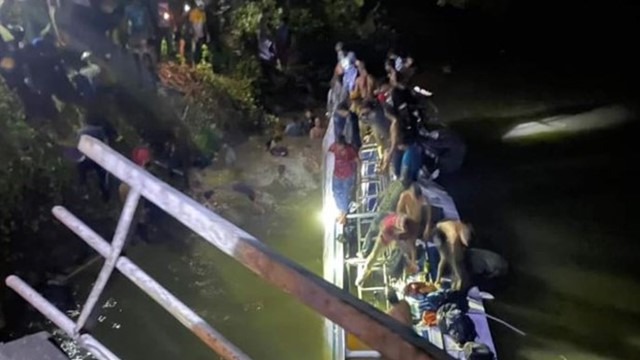 Xe buýt rơi xuống sông, hơn 40 người thương vong