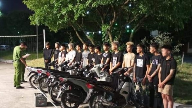Triệu tập nhóm thanh niên mang dao kiếm, đi xe máy gây náo loạn đường phố