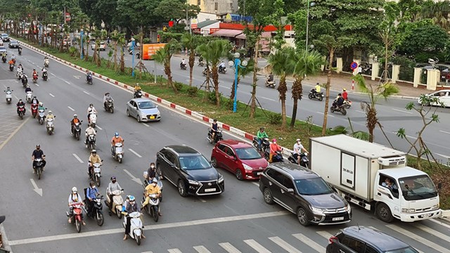 Đề xuất bổ sung trường hợp người lái xe máy được chở tối đa hai người