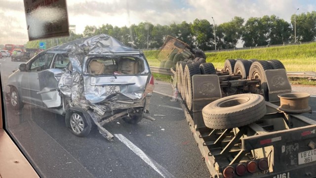 Tai nạn giao thông mới nhất hôm nay (12/7/2023): Ô tô con biến dạng, xe đầu kéo lật ngửa sau tai nạn trên cao tốc Hà Nội - Hải Phòng