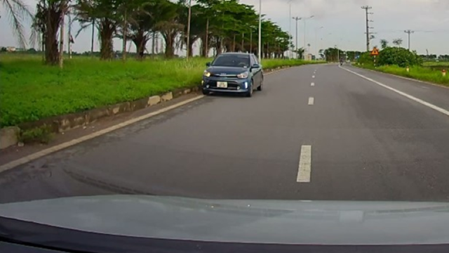 Xử lý ô tô đi ngược chiều tại trục đường phía nam Cienco 5 qua tin báo facebook