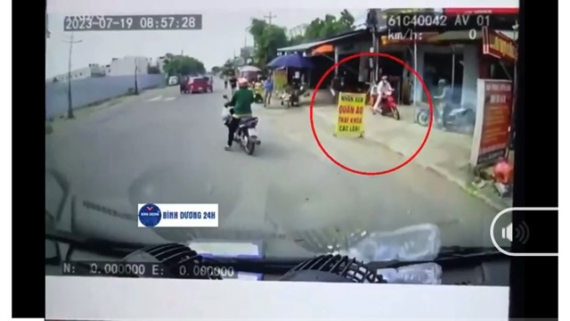 CLIP: Tên cướp kéo lê cô gái 50m trên đường