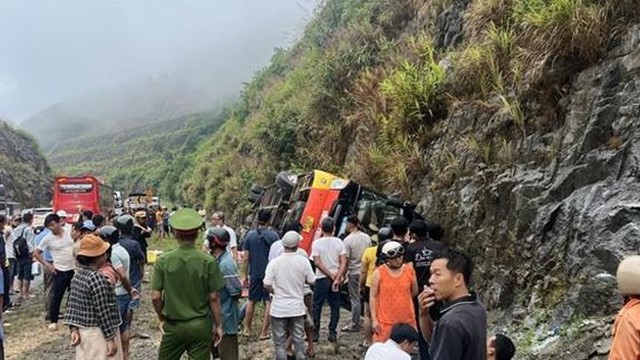 Xe khách lật nghiêng vào vách núi, 16 người thương vong