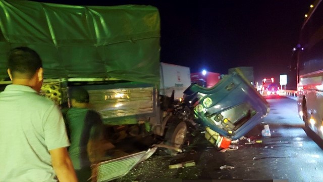 Tai nạn giao thông mới nhất hôm nay (25/7/2023): Nam thanh niên đi xe máy ngã ra đường bị xe tải cán trúng tử vong