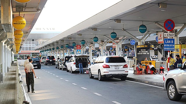 Công bố đường dây nóng xử lý taxi dù, gian lận cước tại sân bay Tân Sơn Nhất