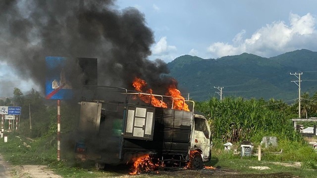 Tai nạn giao thông mới nhất hôm nay (28/7/2023): Ngã ra đường sau va chạm, người đàn ông bị xe đầu kéo cán tử vong