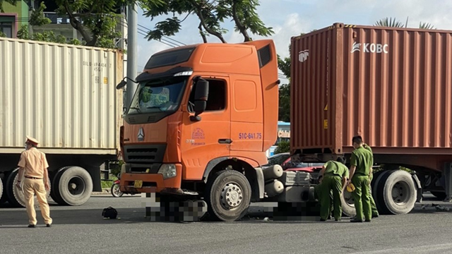 Tai nạn giao thông mới nhất hôm nay (8/8/2023): Xe tải tông 2 người đang thay lốp trên cao tốc thương vong