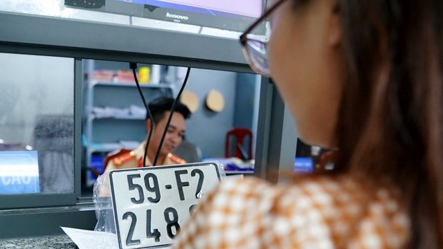 Từ 15/8, người dân không đổi biển xe cũ sang biển số định danh có bị phạt không?