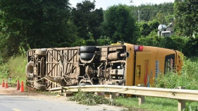 Lật xe khách trên đường Hồ Chí Minh, 5 người thương vong