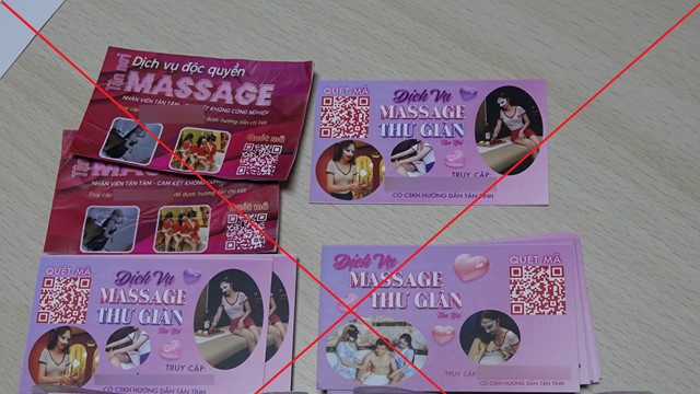 Bắt quả tang 2 đối tượng phát tờ rơi có hình ảnh nhạy cảm để lừa đảo