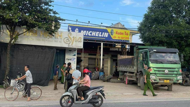 Lốp ô tô phát nổ khiến tài xế và người thợ cùng tử vong