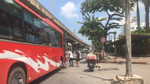 Hàng loạt xe khách ngang nhiên vợt khách dọc đường