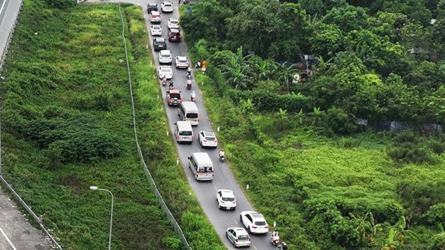 Tránh tắc đường, nhiều người dân lên Hà Nội từ sớm