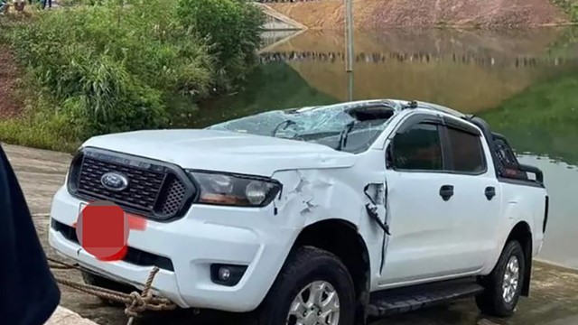 Xe bán tải lao xuống hồ nước, tài xế tử vong