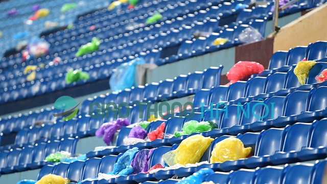 Sân Thiên Trường “ngập ngụa” trong rác sau trận thắng của ĐT Việt Nam