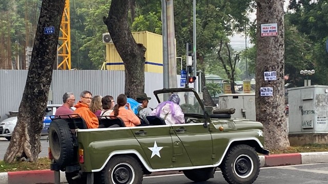 Hà Nội siết hoạt động xe UAZ chở khách du lịch trong phố Cổ