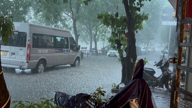 Hà Nội mưa trắng trời, gió giật mạnh như bão đúng giờ cao điểm sáng 28/9