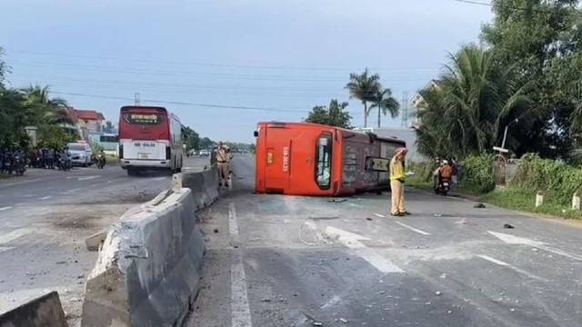 Tai nạn giao thông mới nhất hôm nay (1/10/2023): Xe tải leo vỉa hè gây tai nạn liên hoàn trên quốc lộ 6
