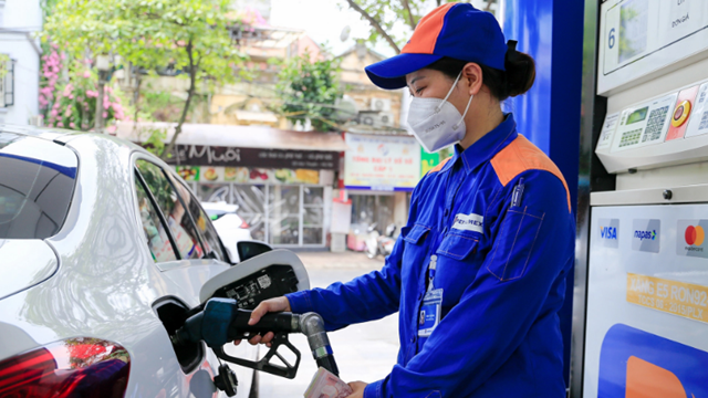 Giá xăng ngày 2/10 giảm mạnh, giá dầu giữ nguyên