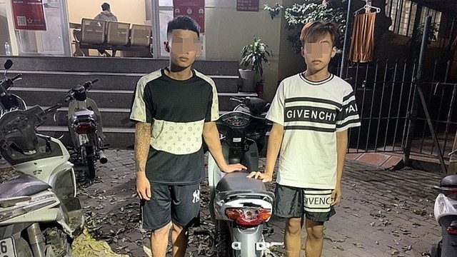 Xử lý 2 nam thanh niên không đội mũ bảo hiểm, đi xe máy lạng lách đánh võng