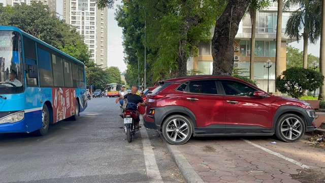 Lộn xộn khu vực vườn hoa Xã Đàn