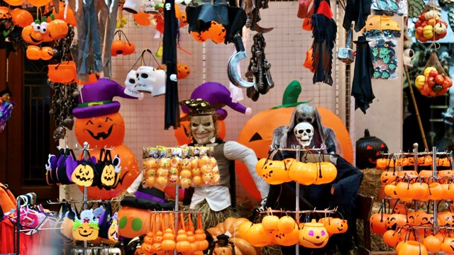Phố Hàng Mã ngập tràn đồ chơi “kinh dị” trước ngày Halloween