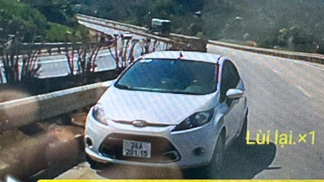 Truy tìm tài xế lái ô tô chạy ngược chiều trên cao tốc Nội Bài - Lào Cai 