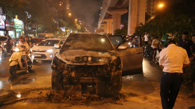 Ô tô đang lưu thông trên đường bất ngờ bốc cháy trên đường phố Hà Nội