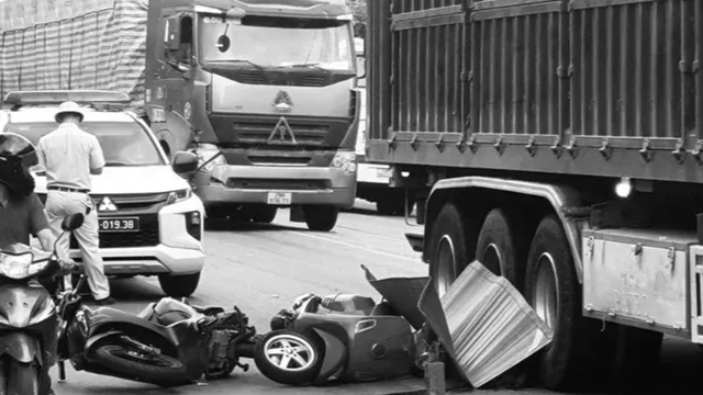 Tai nạn giao thông mới nhất hôm nay (20/10/2023): Hai xe máy va chạm, một người bị ô tô đầu kéo cán tử vong