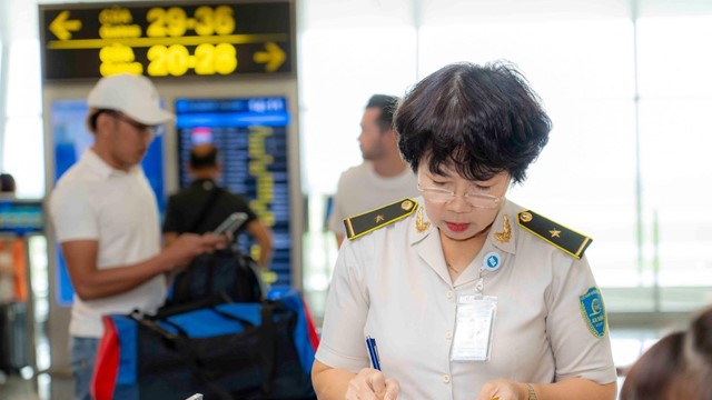 Nhân viên Cảng Nội Bài hỗ trợ khách tìm lại tài sản bị "cầm nhầm"