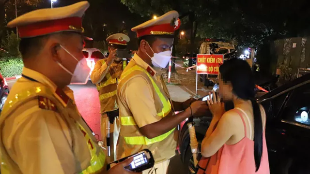 Nữ tài xế bị phạt 7 triệu lỗi vi phạm nồng độ cồn sau khi uống bia liên hoan ngày 20/10