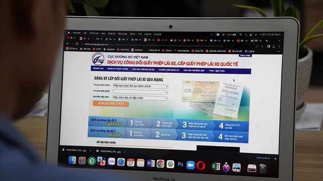 Từ 1/12/2023, giảm phí cấp đổi giấy phép lái xe, hộ chiếu trực tuyến