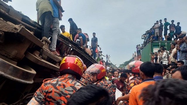  Tàu chở hàng đâm vào một tàu chở khách, ít nhất 15 người thiệt mạng