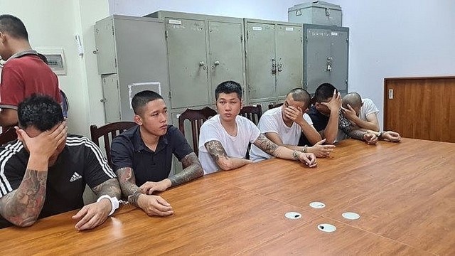 Khởi tố nhóm cho “bốc bát họ”, đòi nợ bằng cách ném chất bẩn vào nhà