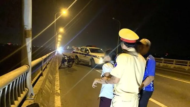 CSGT kịp thời ngăn người phụ nữ định nhảy cầu Yên Lệnh tự tử