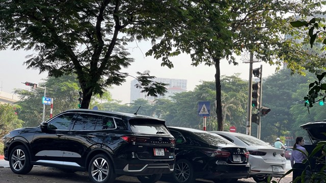 Tràn lan vi phạm trật tự đô thị trên phố Hoàng Cầu