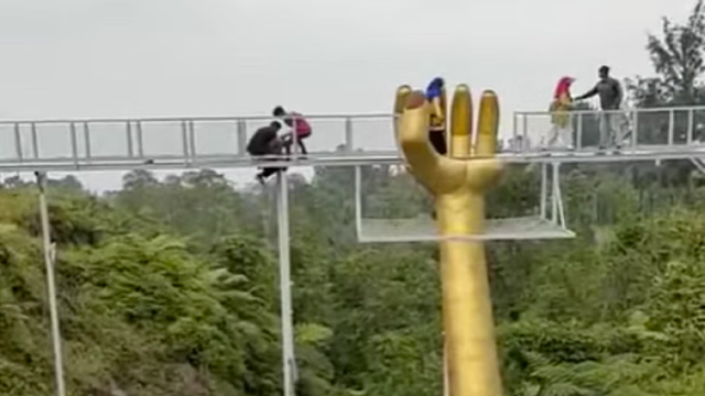 Sập cầu kính cao 10m ở Indonesia, 4 người thương vong