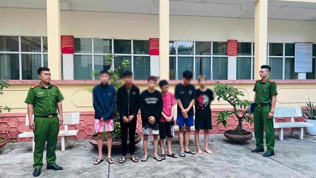 Nhóm "trẻ trâu" dùng xe máy đuổi chém nhau náo loạn đường phố