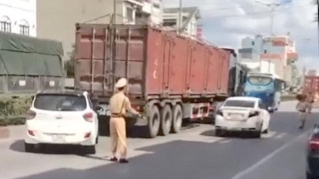 Truy tìm tài xế lái ô tô chạy lùi với tốc độ cao để trốn kiểm tra nồng độ cồn