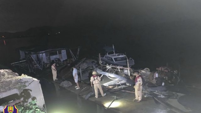 Bắt giữ tàu khai thác cát trái phép trên sông Cầu