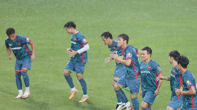 HLV Philippe Troussier rút gọn danh sách đội tuyển Việt Nam xuống còn 28 cầu thủ